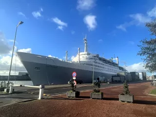 Een groot cruise schip in de haven van Rotterdam